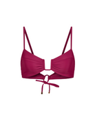 Haut de bikini cerise framboisé mat avec fines bretelles sur fond blanc